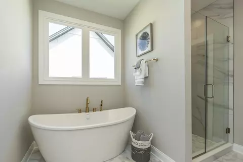 Bath - 606 Trinity Ln, Versailles, KY 40383 photo 4 of 10