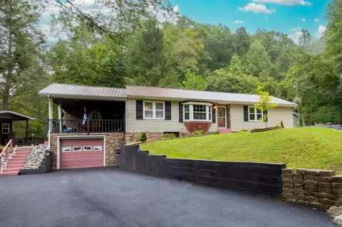 33 Hemlock Dr, Hindman, KY 41822