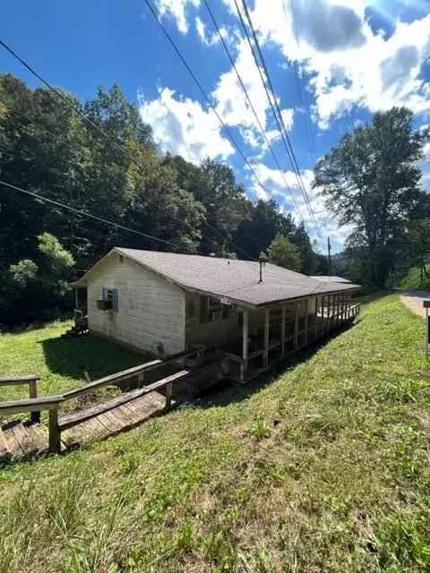 334 Oaklog Crk, Van Lear, KY 41265 photo 2