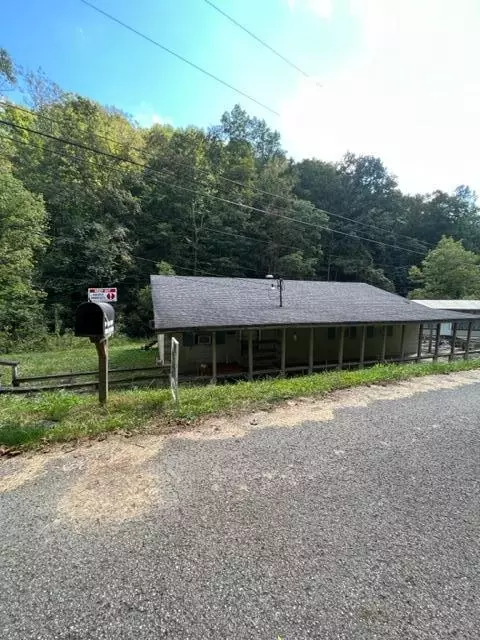 334 Oaklog Crk, Van Lear, KY 41265
