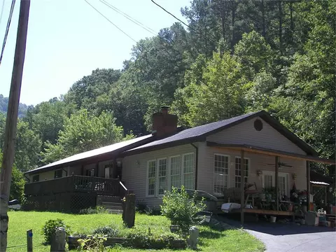228 Golf Course Rd, Hi Hat, KY 41636