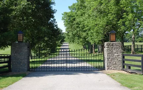 2829 Clifton Rd, Versailles, KY 40383