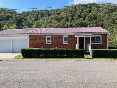 58 Cardinal Dr, Prestonsburg, KY 41653