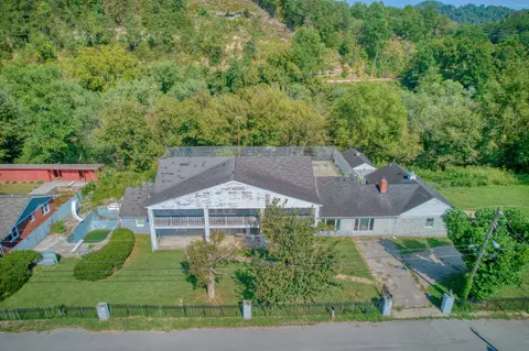 1405 Riverview Ln, Paintsville, KY 41240