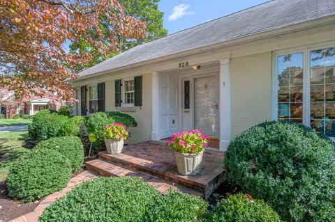 328 Holiday Rd, Lexington, KY 40502