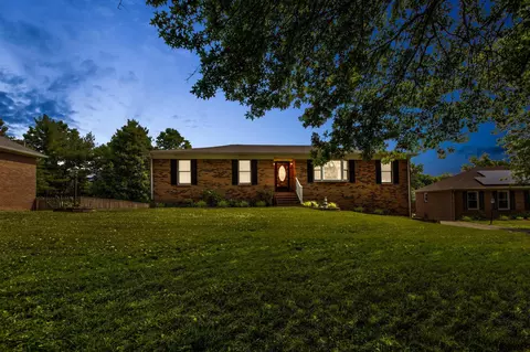 208 Chardonnay Ct, Winchester, KY 40391