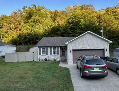 130 Stoney Brook Dr, Van Lear, KY 41265