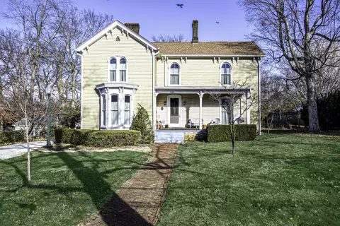 305 Lexington St, Versailles, KY 40383