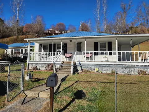 146 Spradlin St, Auxier, KY 41602