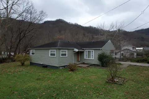 4512 Hwy 1205b8, Harlan, KY 40831