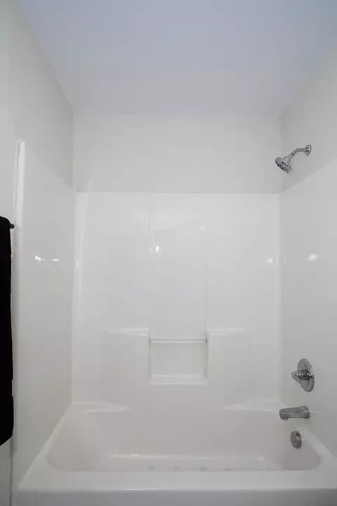 Bath - 132 Commerce Dr, Berea, KY 40403 photo 3 of 6