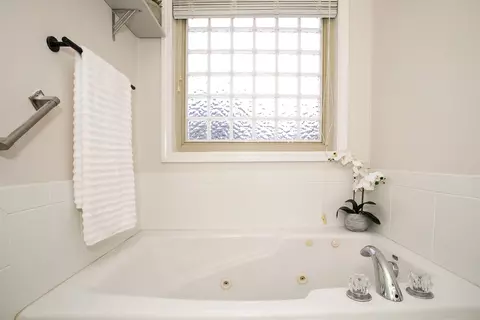 Bath - 132 Commerce Dr, Berea, KY 40403 photo 6 of 6