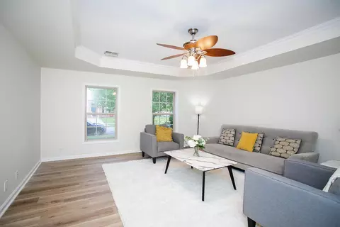 Living - 132 Commerce Dr, Berea, KY 40403 photo 1 of 3