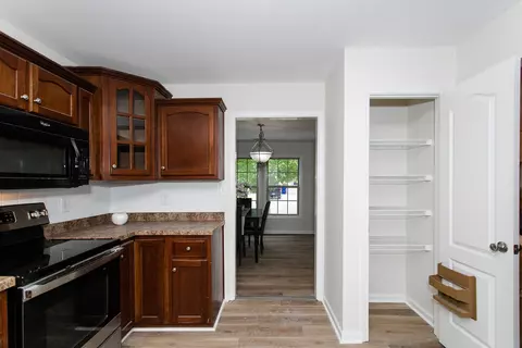 Entry Way - 132 Commerce Dr, Berea, KY 40403 photo 2 of 3