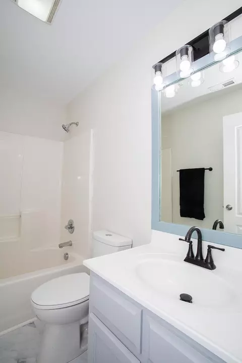 Bath - 132 Commerce Dr, Berea, KY 40403 photo 4 of 6