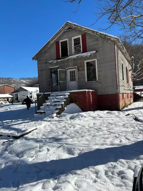 51 Cummins St, Martin, KY 41649