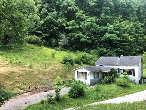 223 No 4 Hl, Jenkins, KY 41537