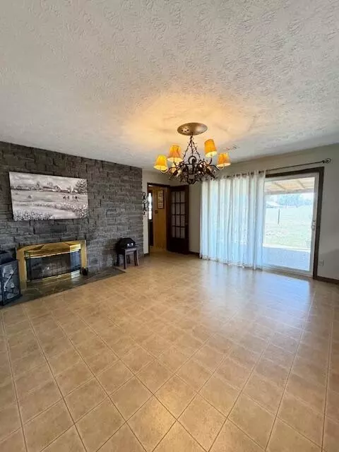 Living - 1385 Pole Bridge Rd, Nancy, KY 42544 photo 2 of 3