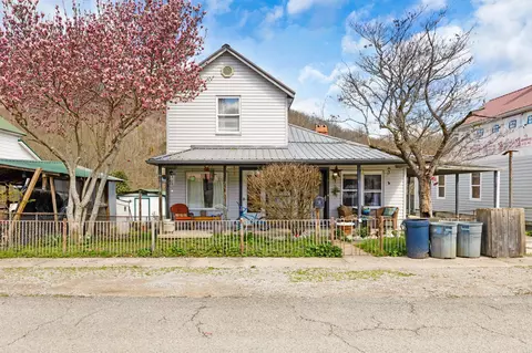 228 N River St, Auxier, KY 41602