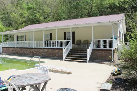 100 Rene Ln, Prestonsburg, KY 41653
