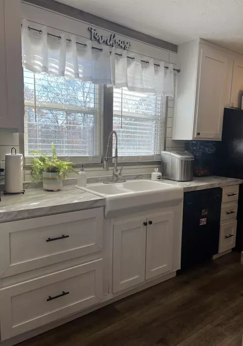 Kitchen - 170 Patsy Rd, Irvine, KY 40336 photo 5 of 6
