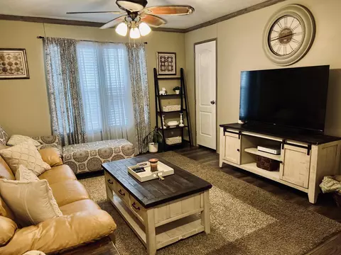 Living - 170 Patsy Rd, Irvine, KY 40336 photo 3 of 4
