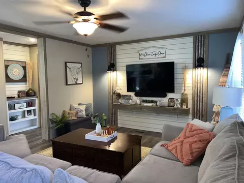 Living - 170 Patsy Rd, Irvine, KY 40336 photo 2 of 4