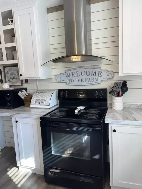 Kitchen - 170 Patsy Rd, Irvine, KY 40336 photo 3 of 6