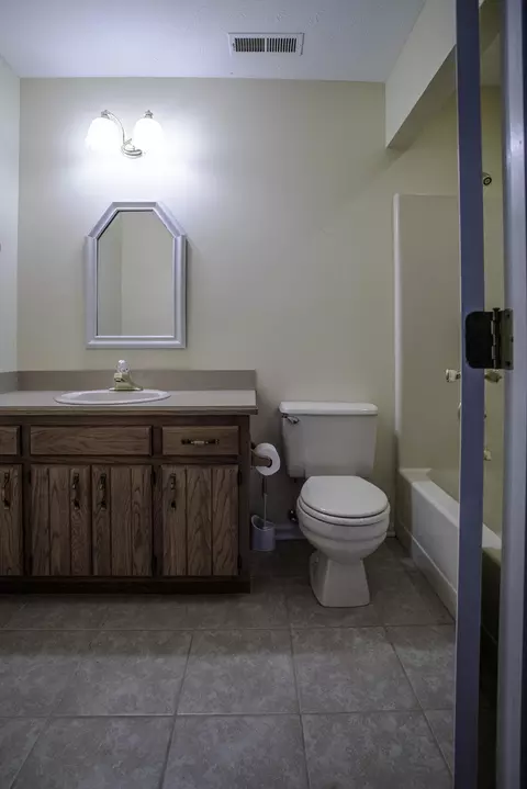 Bath - 221 Eagle Dr, Versailles, KY 40383 photo 5 of 7