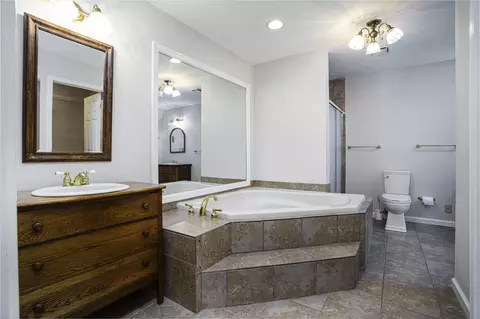 Bath - 221 Eagle Dr, Versailles, KY 40383 photo 2 of 7
