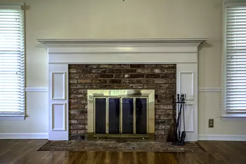 Living - 221 Eagle Dr, Versailles, KY 40383 photo 2 of 4