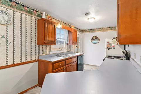 Kitchen - 53 Walnut St, Burnside, KY 42519 photo 2 of 3