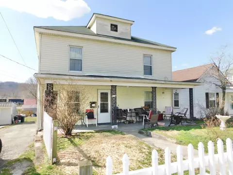 714 Broadway St, Irvine, KY 40336