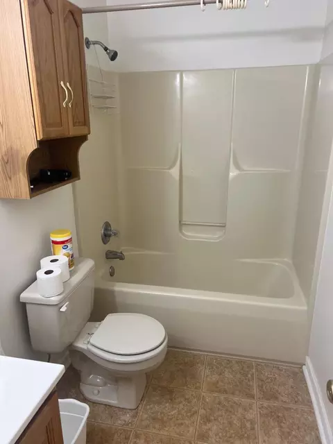 Bath - 130 Eastern Ave, Lancaster, KY 40444 photo 3 of 7