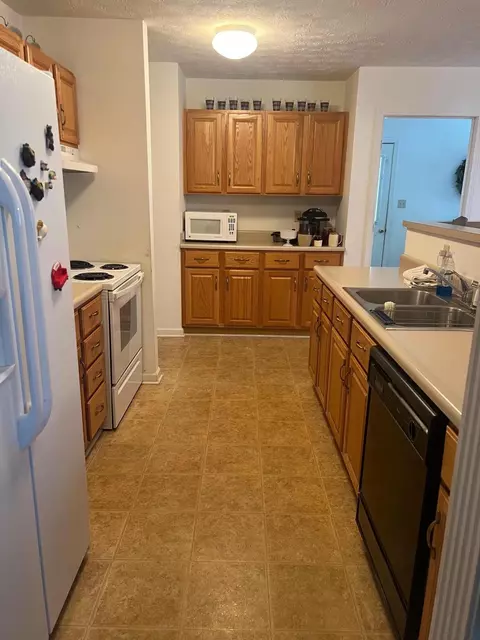 Kitchen - 130 Eastern Ave, Lancaster, KY 40444 photo 2 of 2