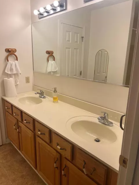 Bath - 130 Eastern Ave, Lancaster, KY 40444 photo 5 of 7