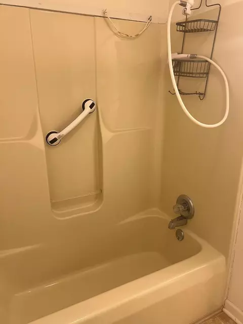 Bath - 130 Eastern Ave, Lancaster, KY 40444 photo 6 of 7