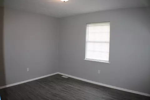 114 E Rochester Ave, Middlesboro, KY 40965 photo 3