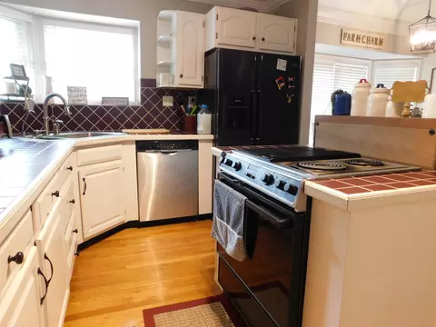 Kitchen - 1100 Coldiron Hts, Baxter, KY 40806 photo 10 of 14