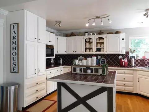 Kitchen - 1100 Coldiron Hts, Baxter, KY 40806 photo 7 of 14
