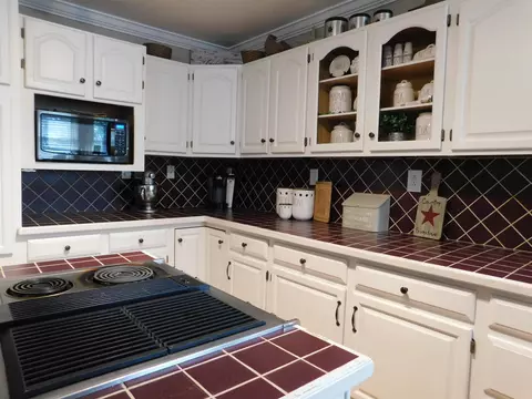 Kitchen - 1100 Coldiron Hts, Baxter, KY 40806 photo 9 of 14