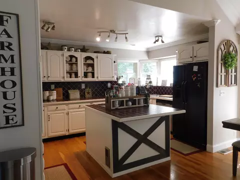 Kitchen - 1100 Coldiron Hts, Baxter, KY 40806 photo 8 of 14