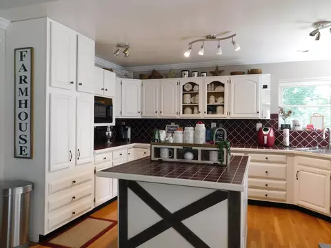 Kitchen - 1100 Coldiron Hts, Baxter, KY 40806 photo 6 of 14