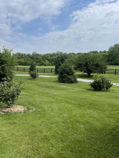 614 Walnut Grove Ln, Millersburg, KY 40348