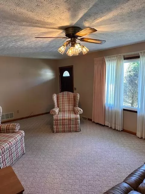 Living - 554 Forego Trl, Corbin, KY 40701 photo 2 of 3