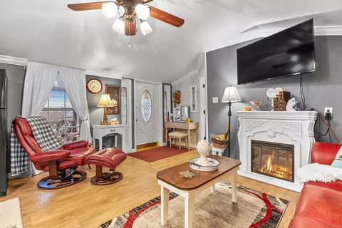 Living - 265 Owen Rd, Lily, KY 40740 photo 2 of 3