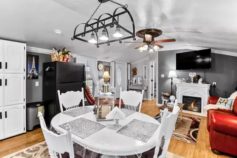 Dining - 265 Owen Rd, Lily, KY 40740 photo 1 of 2