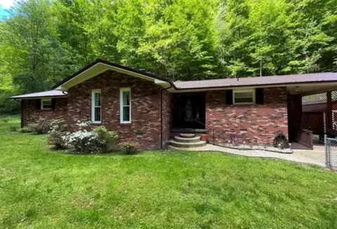 187 Oaklawn Ests, Hagerhill, KY 41222