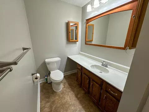 Bath - 119 Blue Ridge Dr, Berea, KY 40403 photo 6 of 9