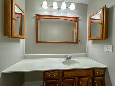Bath - 119 Blue Ridge Dr, Berea, KY 40403 photo 5 of 9